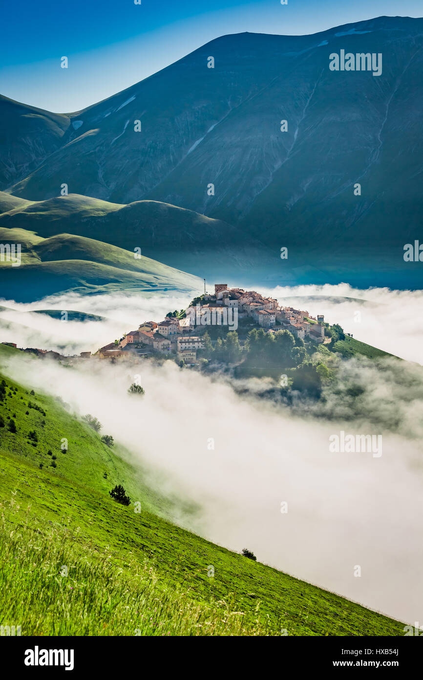 breathtaking-dawn-in-the-castelluccio-umbria-italy-stock-photo-alamy