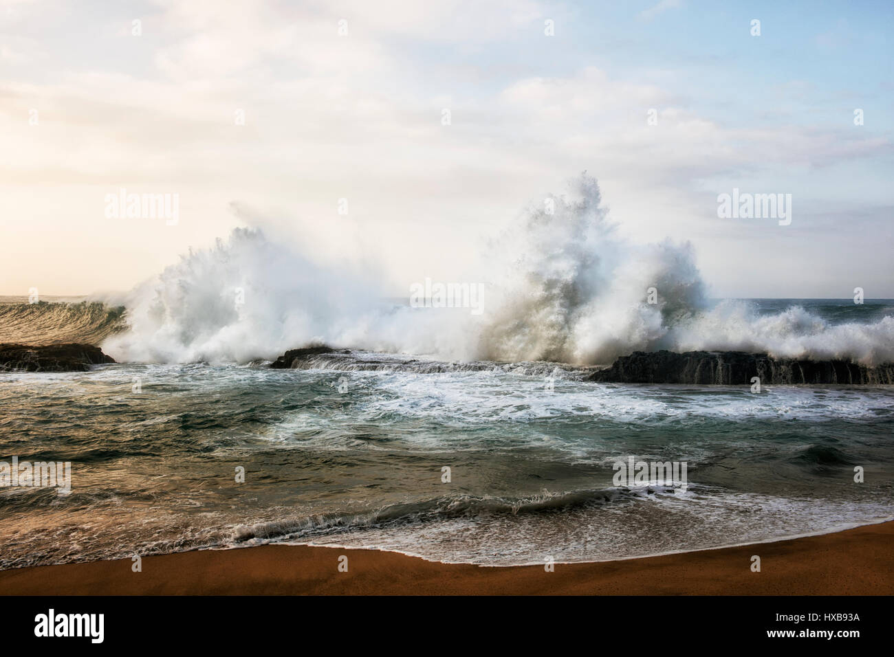Waves crash pacific beach hi-res stock photography and images - Alamy