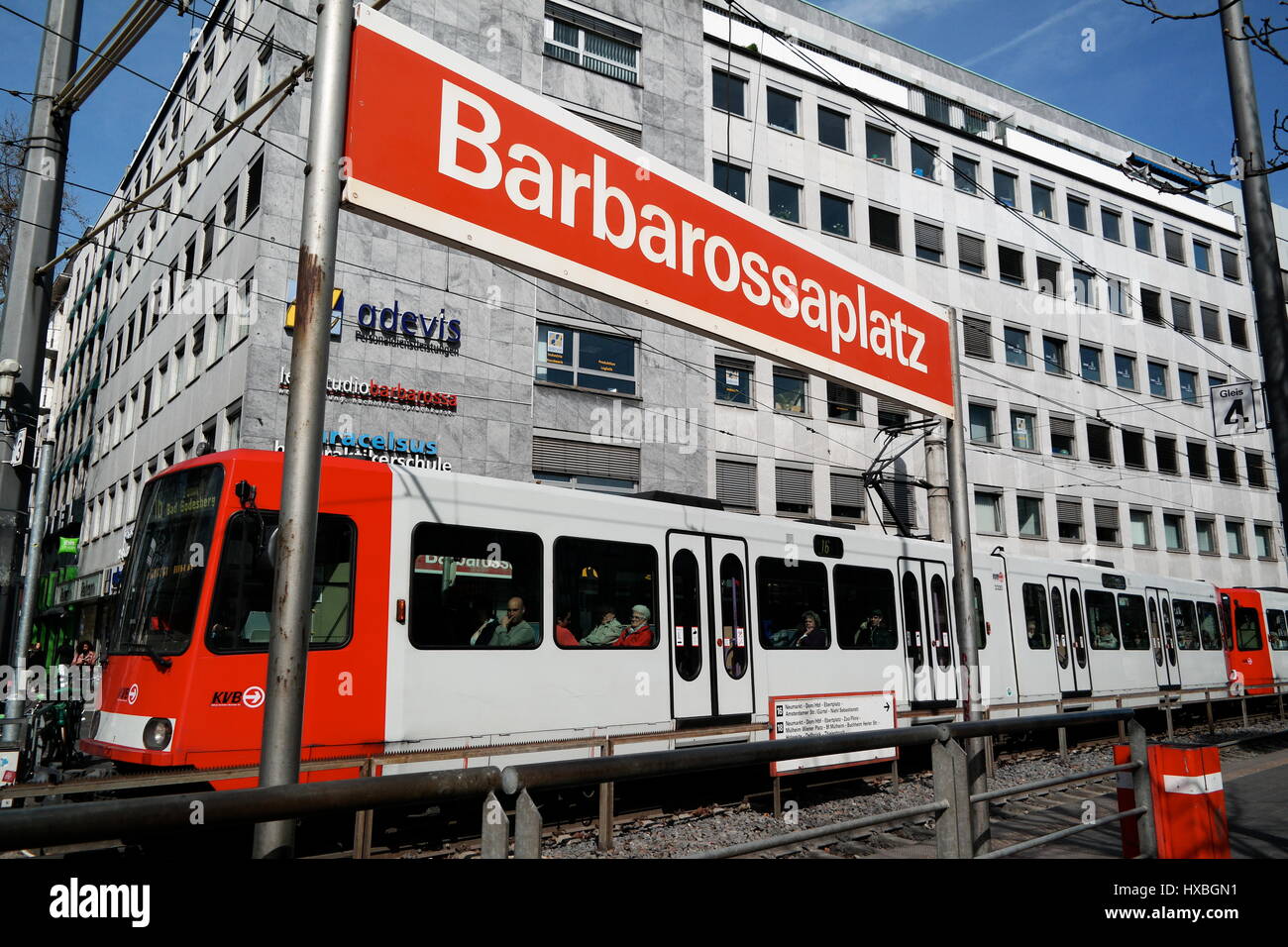 Straßenbahn an der Haltestelle Barbarossaplatz in Köln (Cologne), Nordrhein-Westfalen, Deutschland Stock Photo