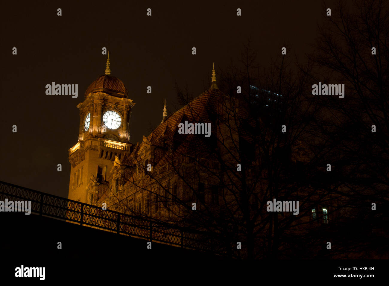 Train station in Richmond at night. Main St clock tower Stock Photo Alamy