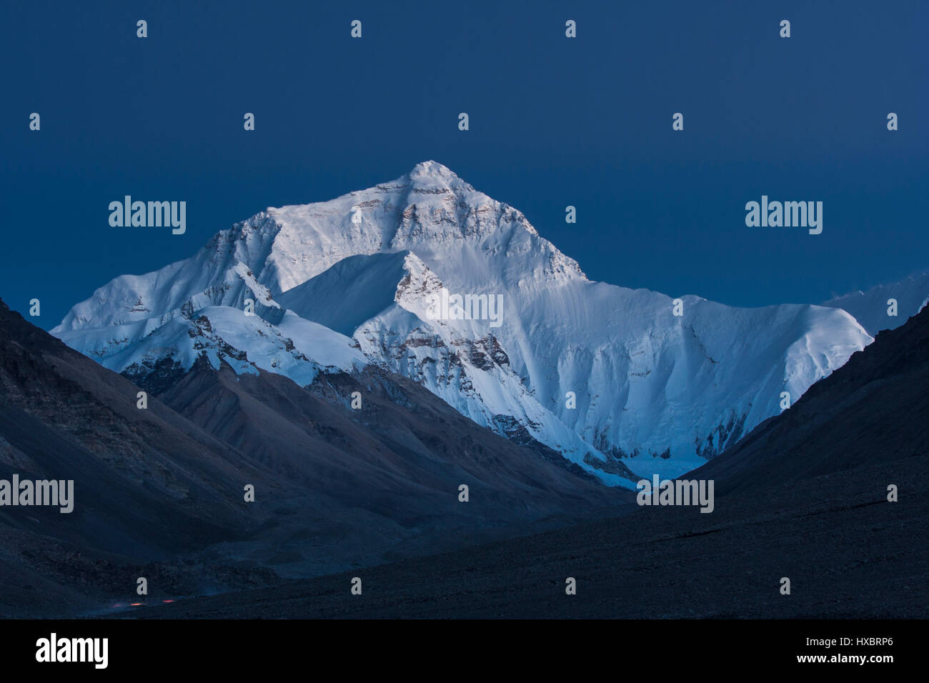The north face of the Mount Everest at blue hour Stock Photo Alamy