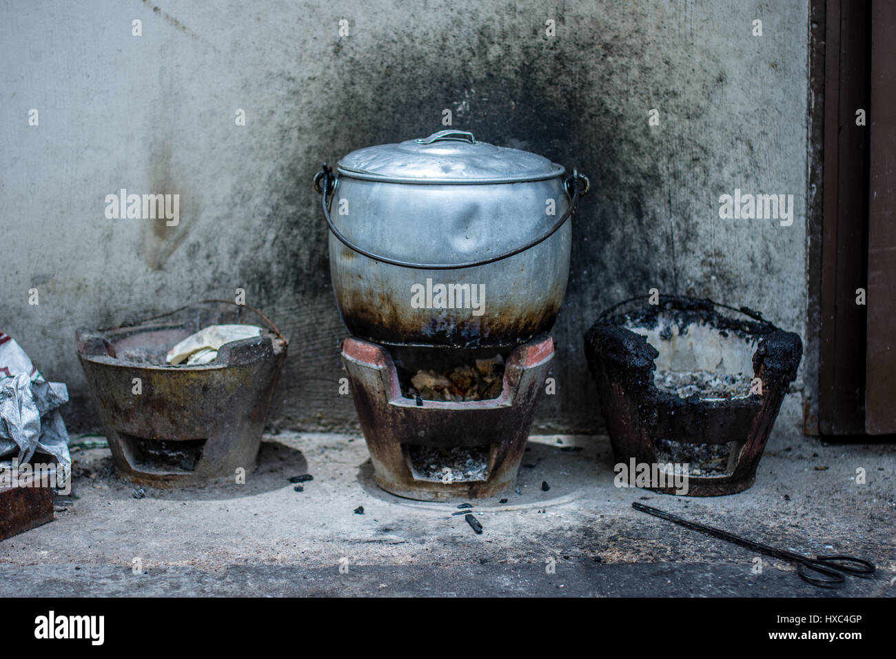 https://c8.alamy.com/comp/HXC4GP/basic-asian-cooking-stove-keeps-a-metal-pot-of-food-hot-out-the-back-HXC4GP.jpg