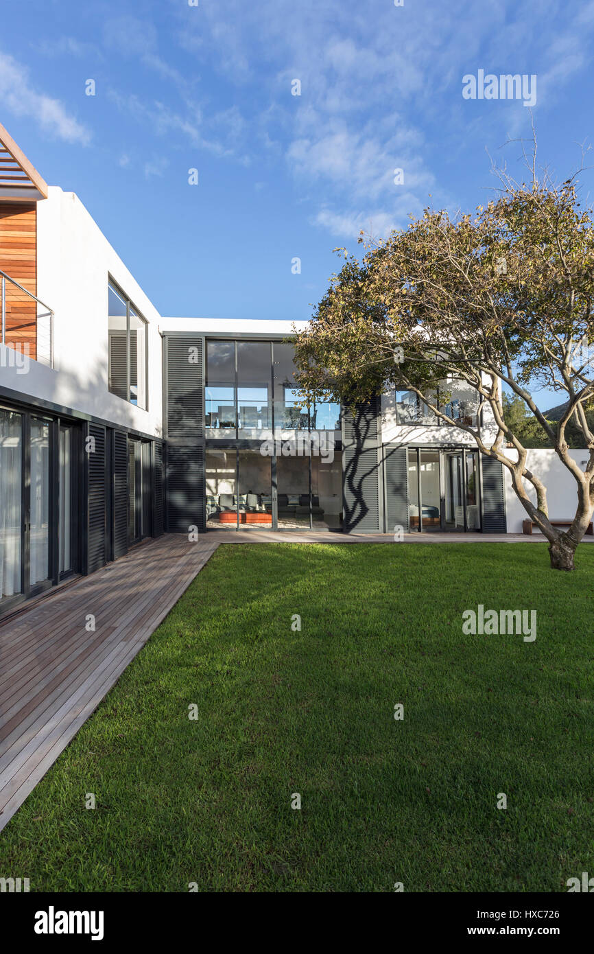 Modern villa exterior lawn hi-res stock photography and images - Alamy