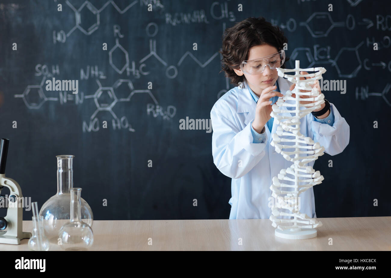 Интеллектуальная химия. Ученики на уроке химии. Дети на уроке химии. Класс химии с детьми. Урок химии в школе.