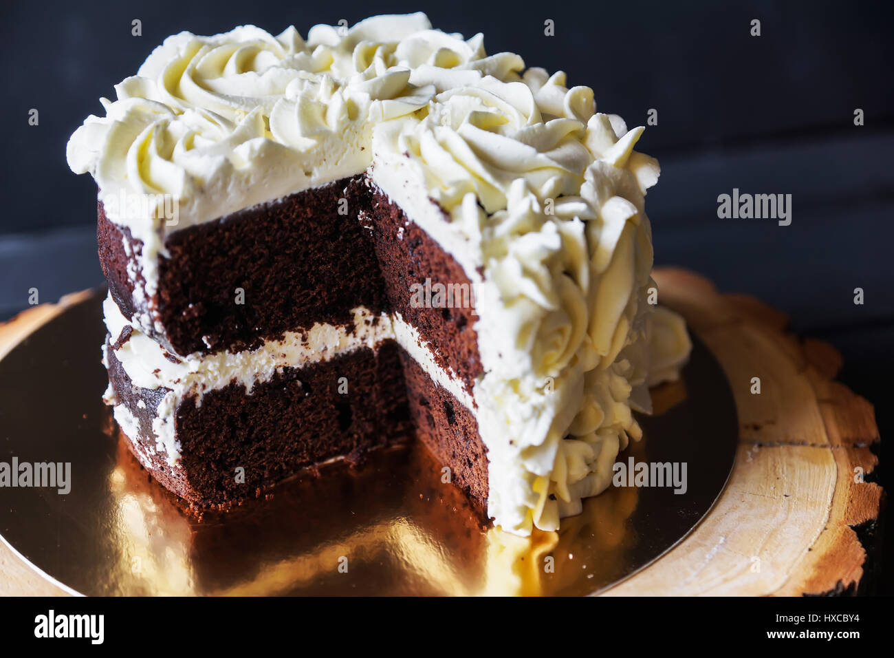 Beau gâteau avec décor fleurs comestibles Photo Stock - Alamy