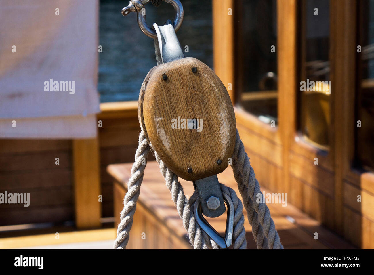Umlenkrolle in an old wooden boat, Pulley on in old wooden boat |, Umlenkrolle an einem alten Holzboot |Pulley on an old wooden boat| Stock Photo