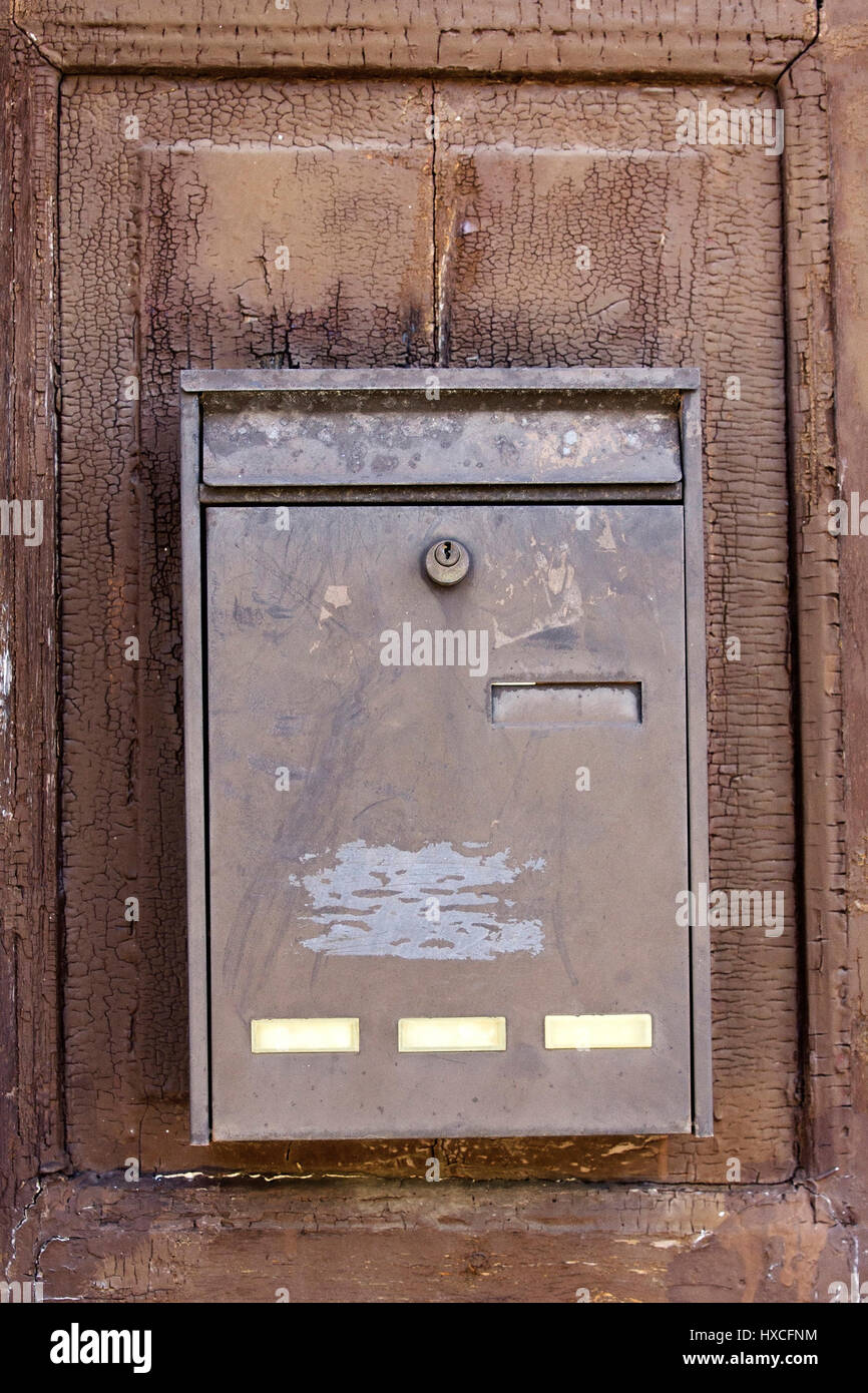 Old mailbox in an ailing front door, Old mail box to a ramshackle house door |, Alter Briefkasten an einer maroden Haustür |Old mailbox to a ramshackl Stock Photo