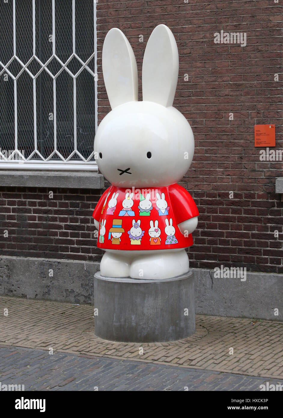 burgemeester Druipend Tienerjaren Miffy (Nijntje) statue at the Nijntje Museum, Nicolaaskerkhof, Utrecht,  Netherlands Stock Photo - Alamy