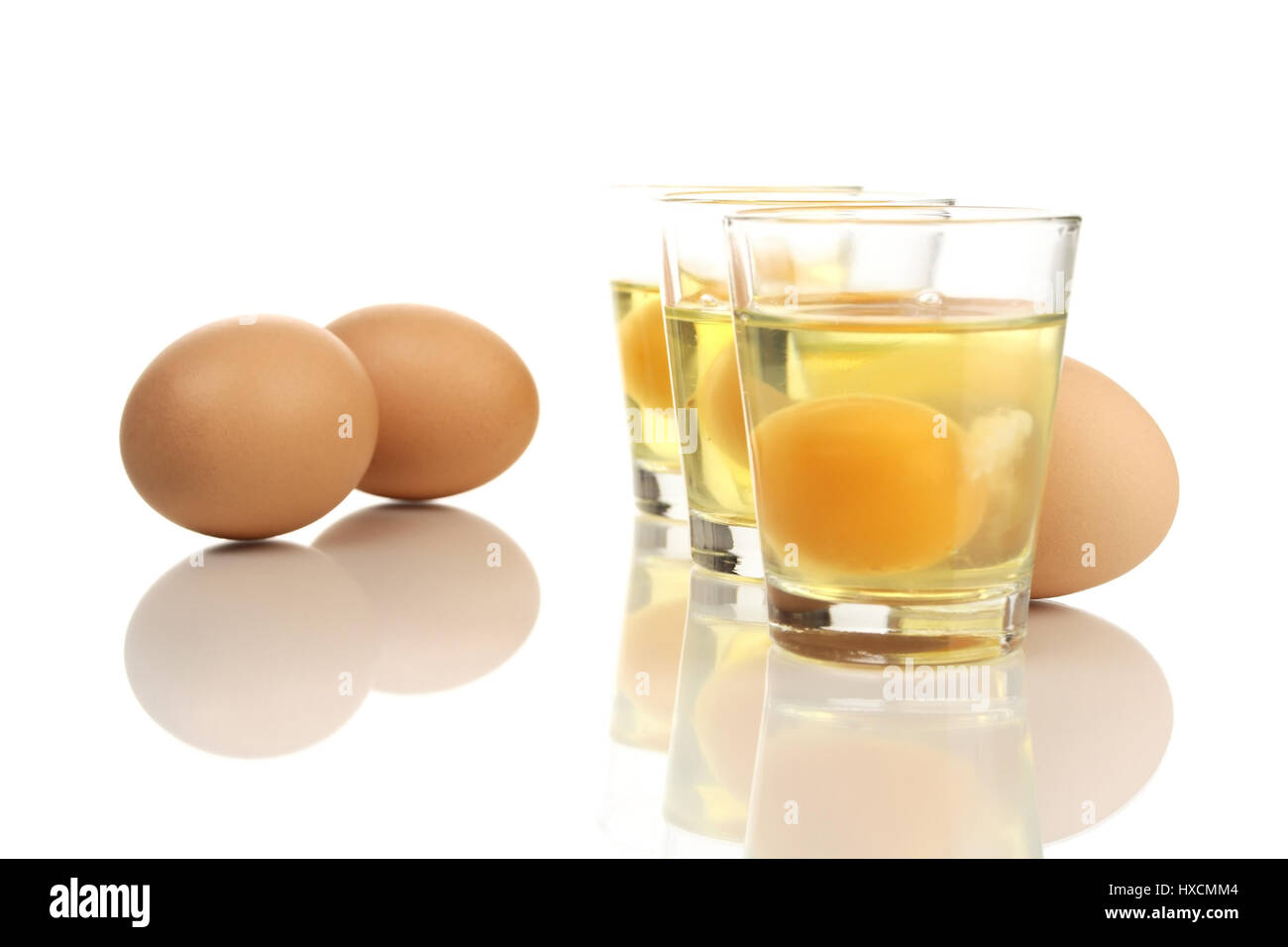 https://c8.alamy.com/comp/HXCMM4/raw-eggs-in-the-glass-raw-eggs-in-glass-rohe-eier-im-glas-raw-eggs-HXCMM4.jpg