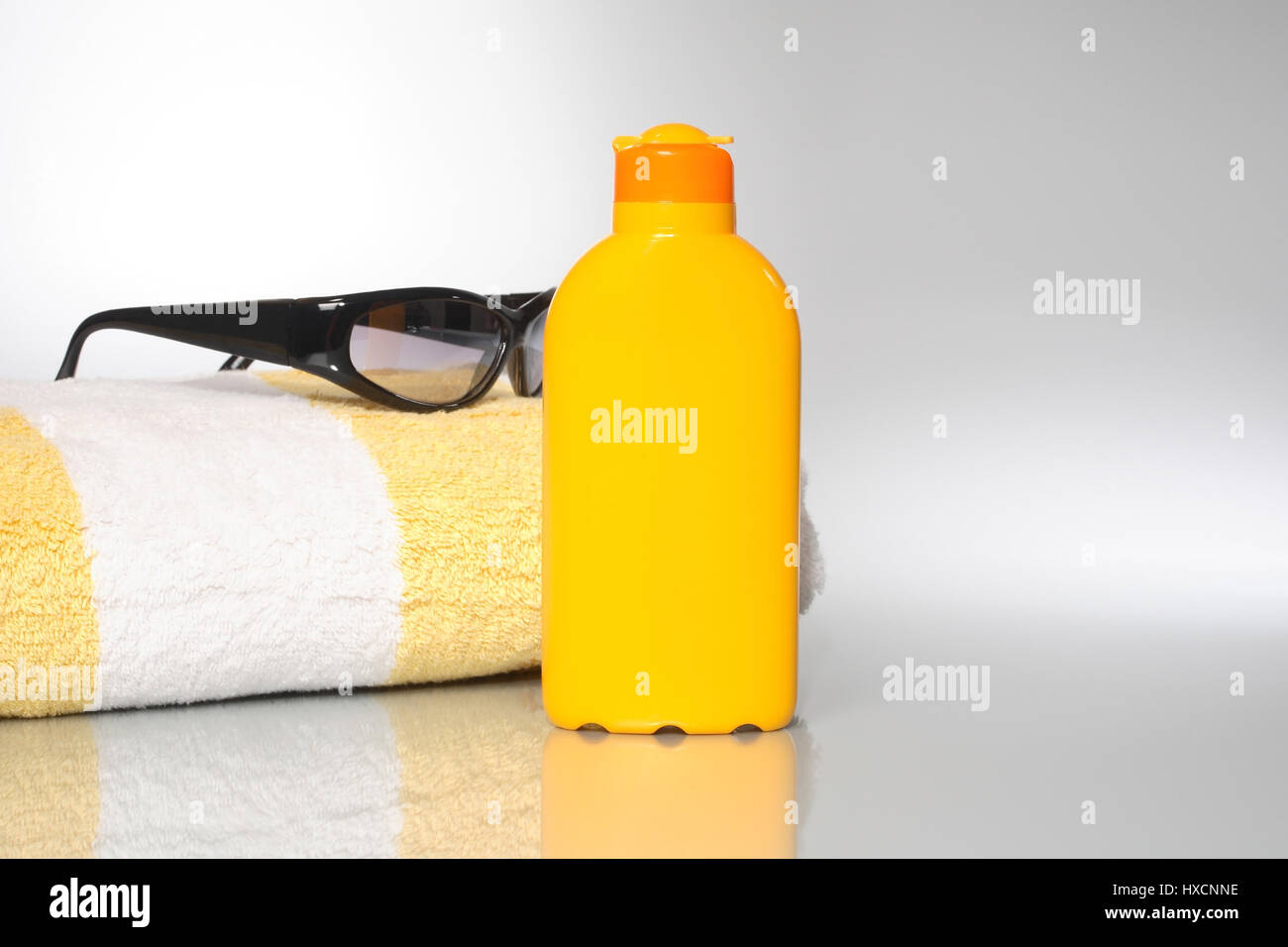 Bath sheets with solar milk and sunglasses, Badelaken mit Sonnenmilch und Sonnenbrille Stock Photo