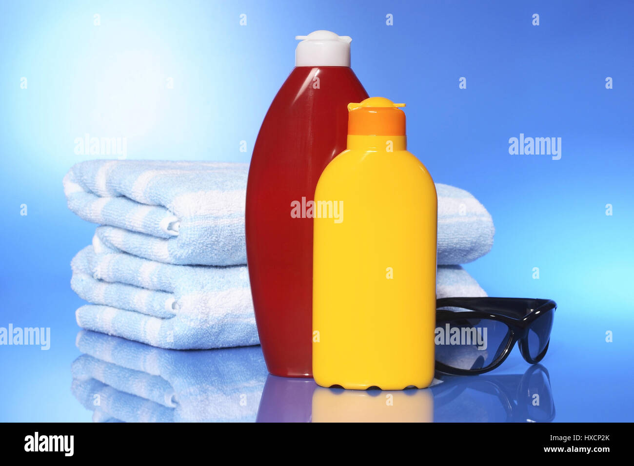 Bath sheets with solar milk and sunglasses, Badelaken mit Sonnenmilch und Sonnenbrille Stock Photo