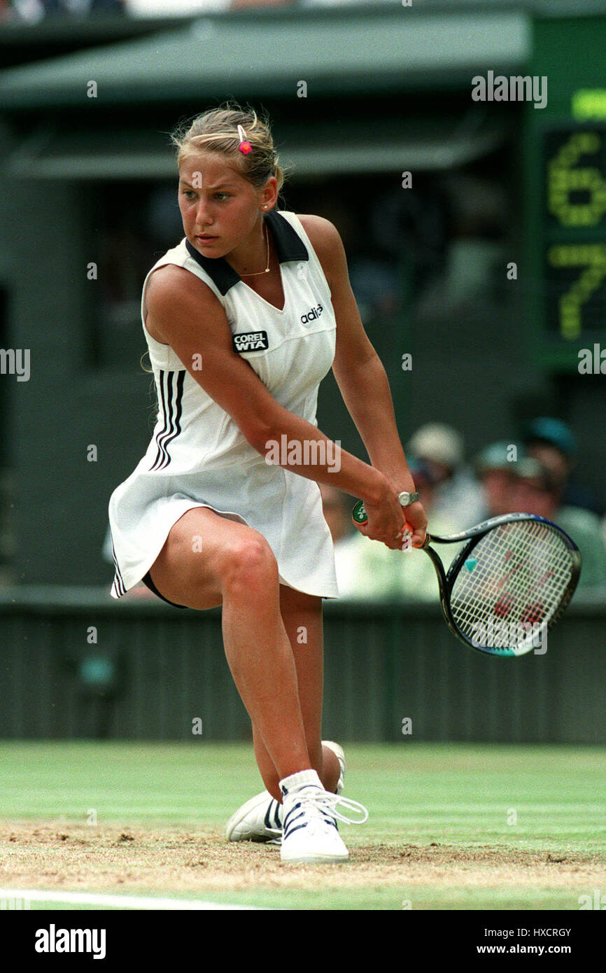 Anna kournikova playing tennis hi-res stock photography and images - Alamy