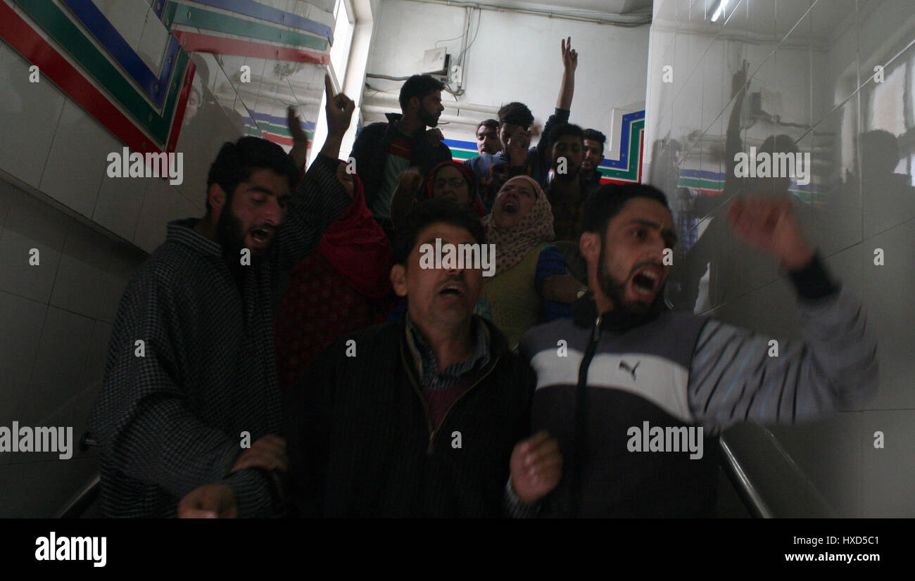 Srinagar, Kashmir. 28th March 2017.Relatives shout slogans in side the hospital after received the body .One person was killed and four others were injured today in security forces' action against stone-pelting protesters near the encounter site in Chadoora area of central Kashmir's Budgam district.Security forces launched a cordon and search operation in Durbugh area of Chadoora in the early hours following information about the presence of terrorists in the area, a police official said. Credit: Sofi Suhail/Alamy Live News Stock Photo