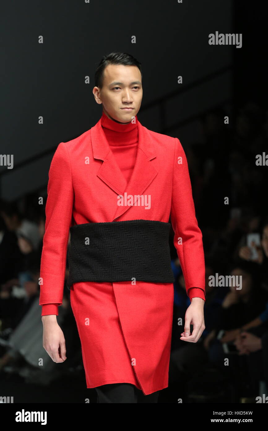 Beijing, Beijing, China. 27th Mar, 2017. A model presents a creation from HUANRAN WU at China Fashion Week Autumn/Winter 2017 in Beijing, March 27th, 2017. Credit: SIPA Asia/ZUMA Wire/Alamy Live News Stock Photo