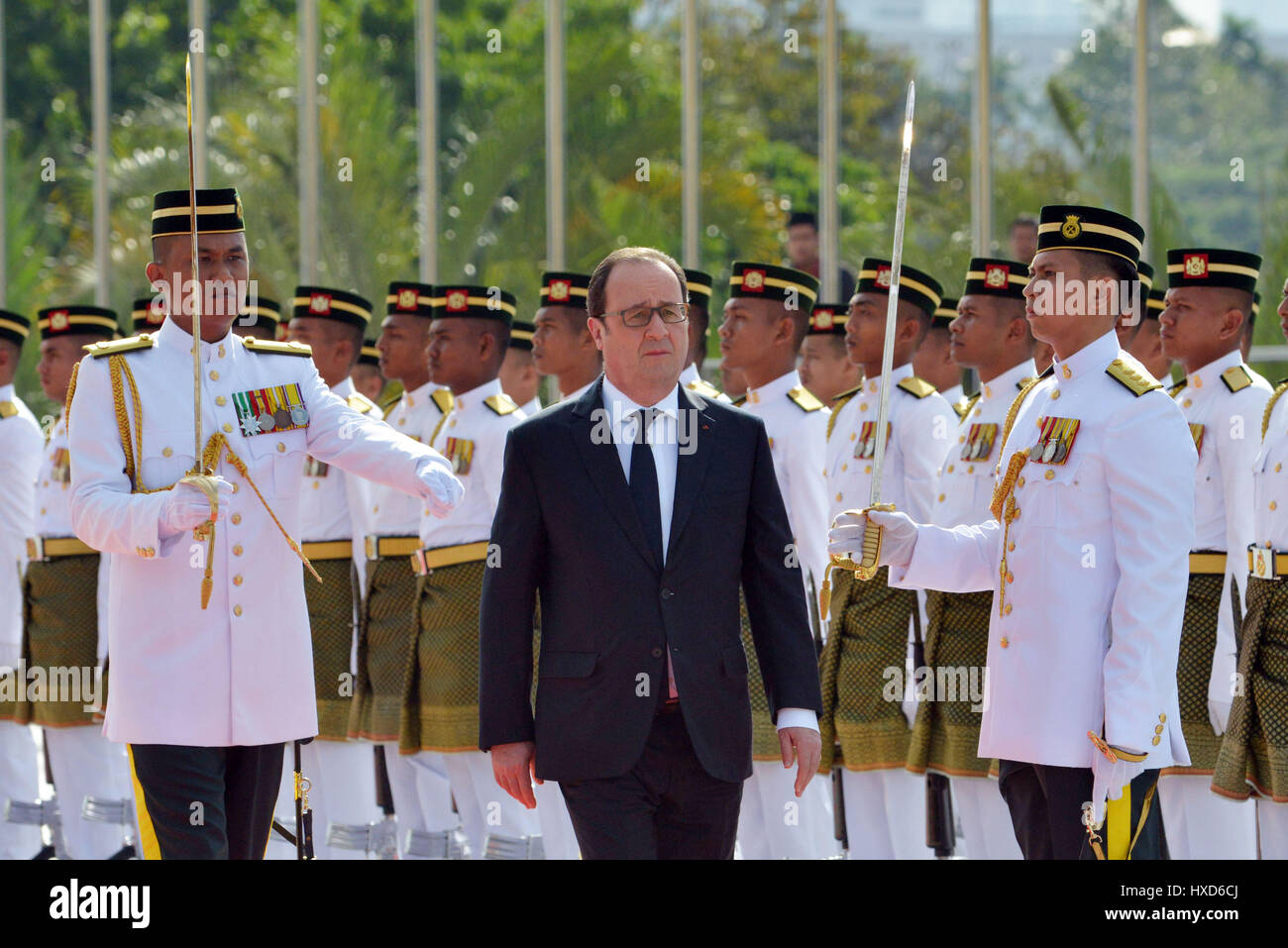 Kuala Lumpur, Malaysia. 28th Mar, 2017. Visiting French President Francois Hollande (C) reviews the guard of honour in Kuala Lumpur, Malaysia, on March 28, 2017. Credit: Chong Voon Chung/Xinhua/Alamy Live News Stock Photo