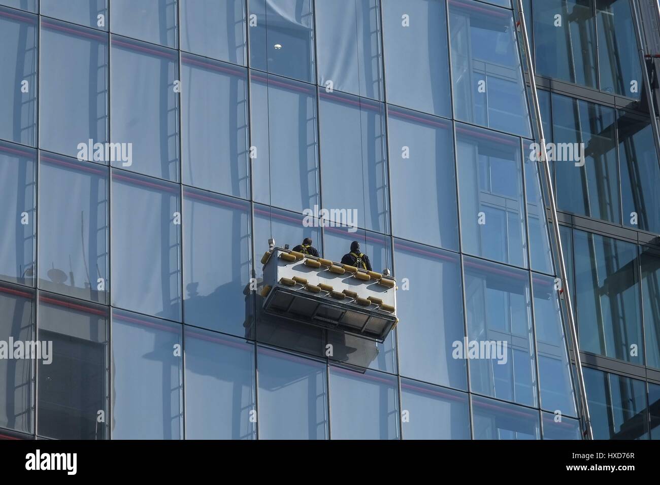 Glass cleaners of skyscrapers hires stock photography and images Alamy