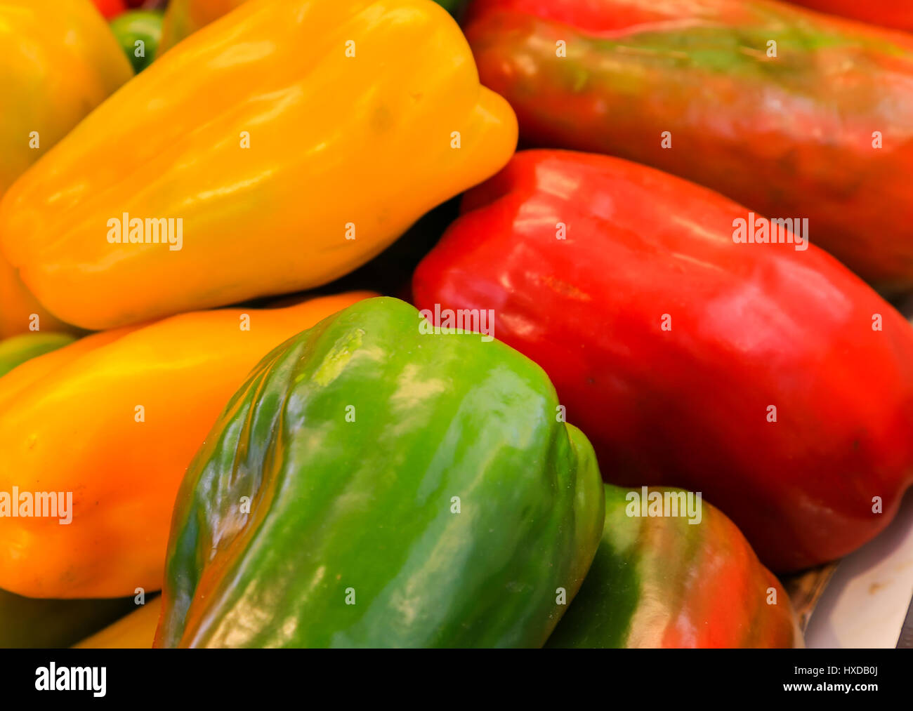 Heap of multicolored bell peppers at a market stall Stock Photo - Alamy