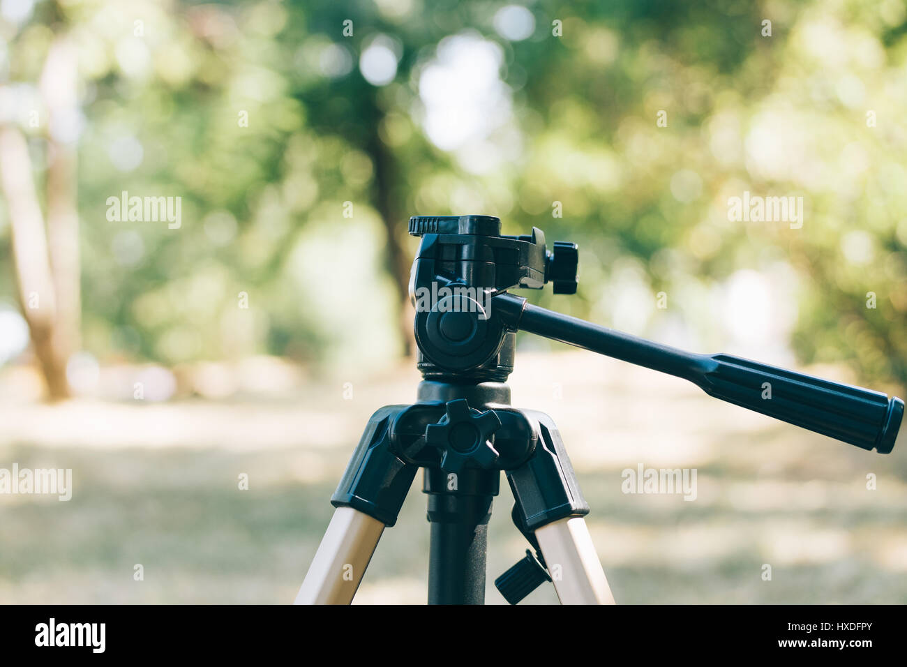 Vintage tripod camera hi-res stock photography and images - Alamy