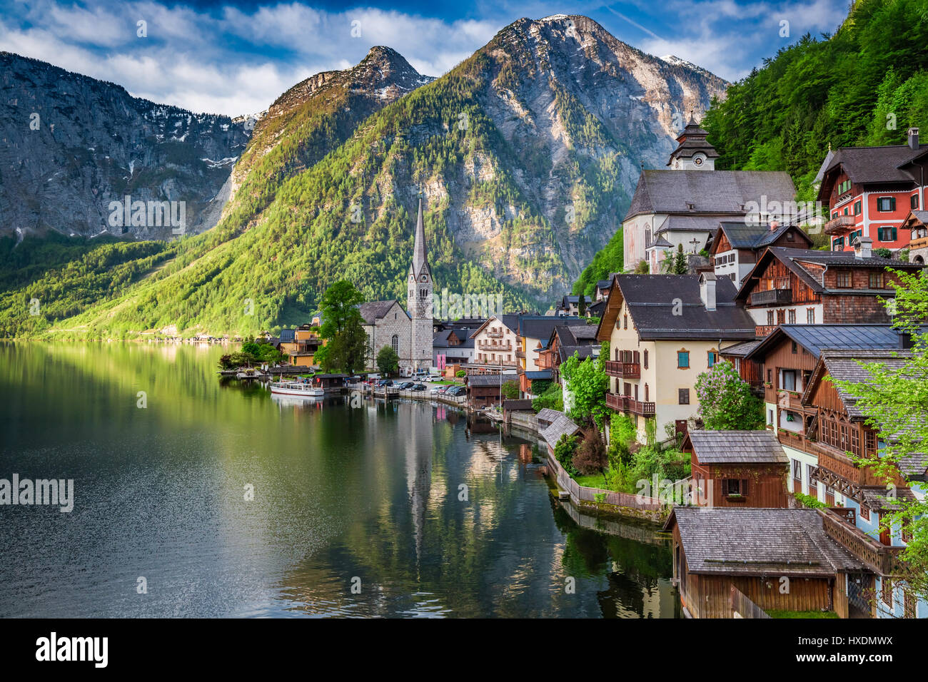 stunning-sunrise-at-hallstattersee-lake-in-hallstatt-alps-austria