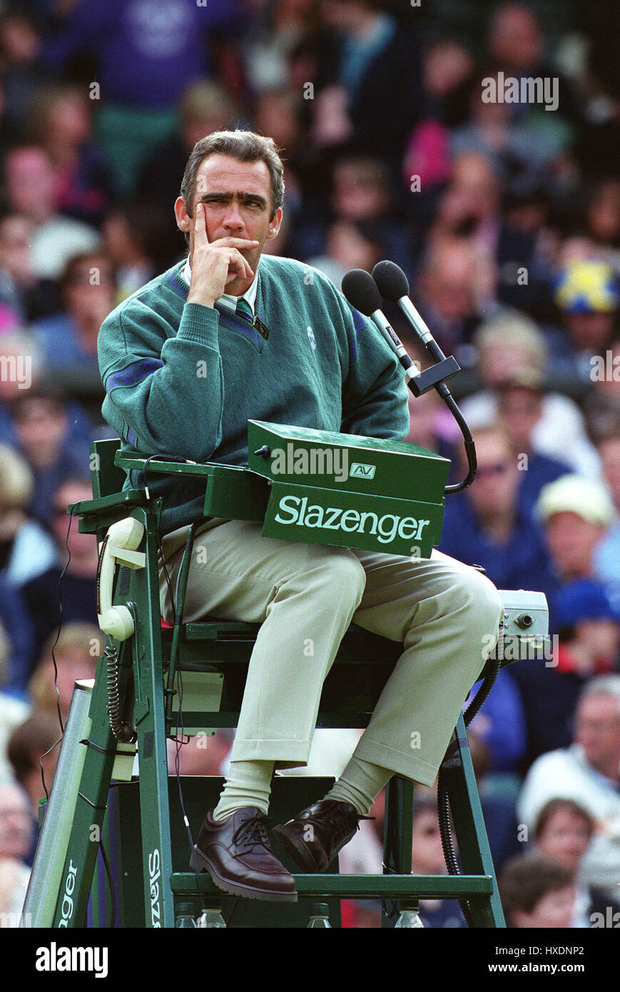 UMPIRE. WIMBLEDON 1999 22 June 1999 Stock Photo Alamy