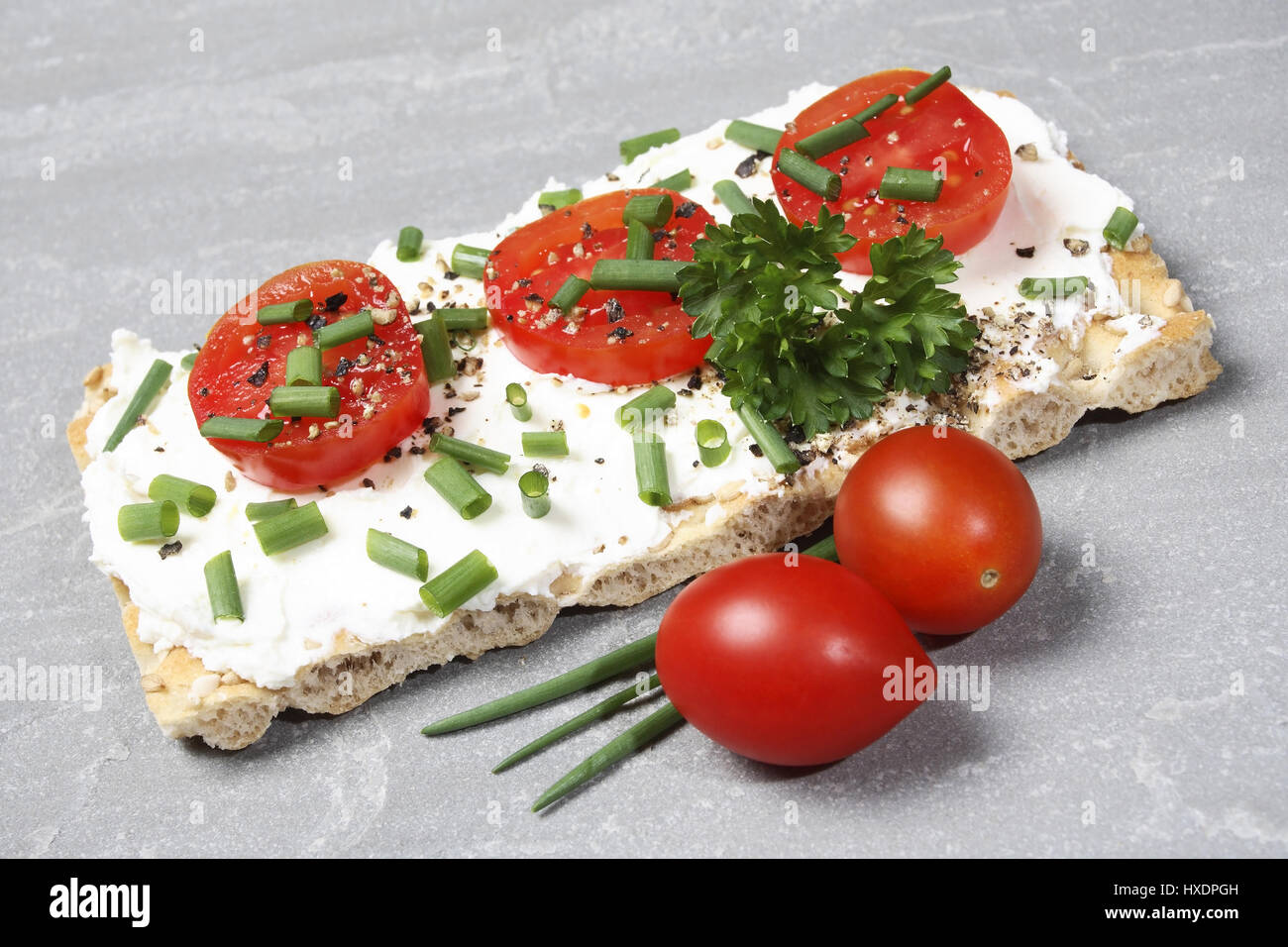 Crispbread with cream cheese and tomato, Knaeckebrot mit Frischkaese ...