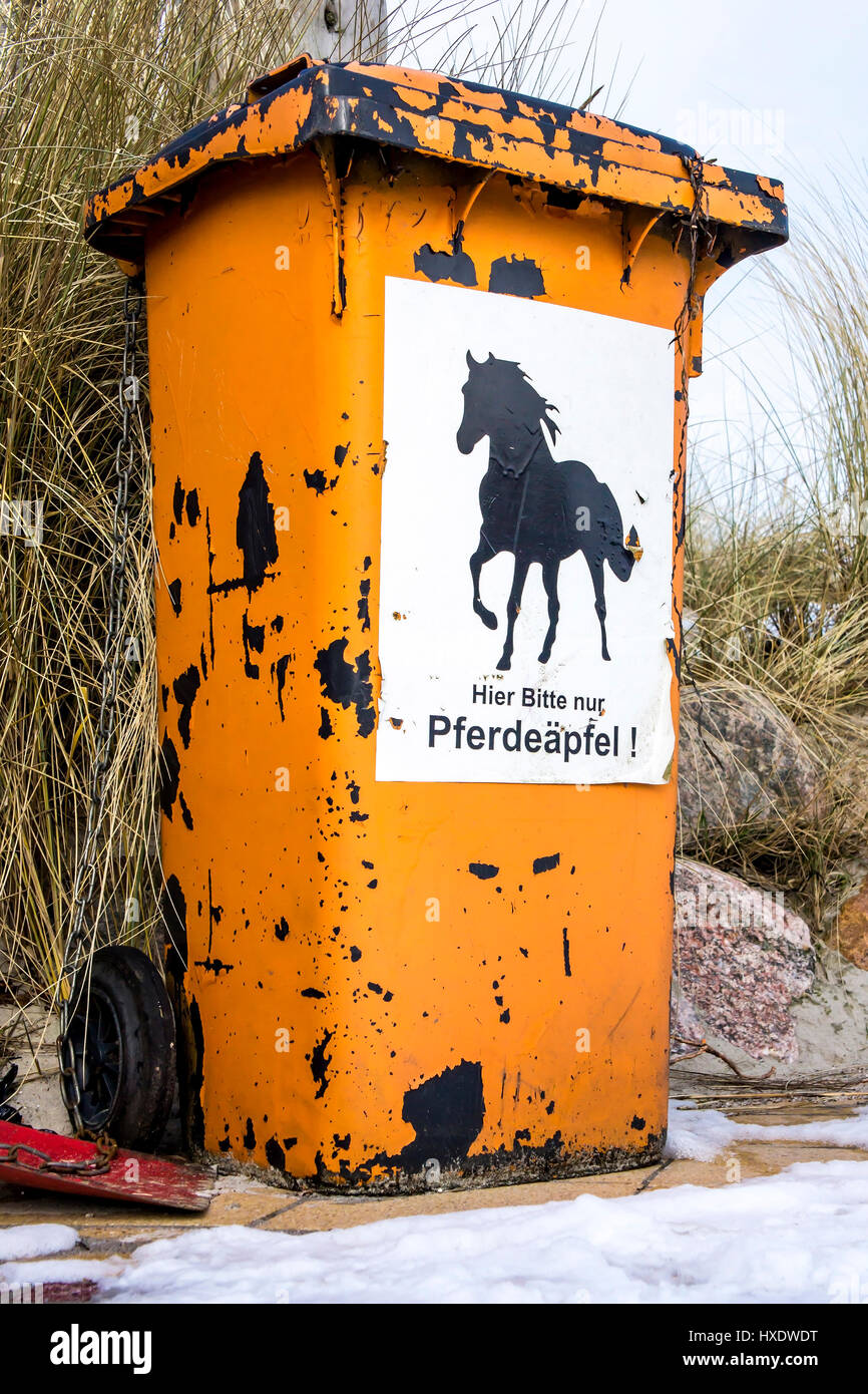 Garbage tonne for horse apples on a beach on the Baltic Sea, Garbage can for horse apples on a beach on the Baltic Sea |, Mülltonne für Pferdeäpfel an Stock Photo