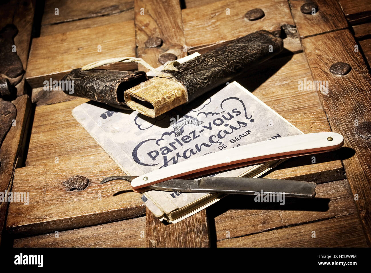 Razor with dictionary on a wooden box, Razor with a dictionary on a wooden punch |, Rasiermesser mit Wörterbuch auf einer Holzkiste |Razor with a dict Stock Photo