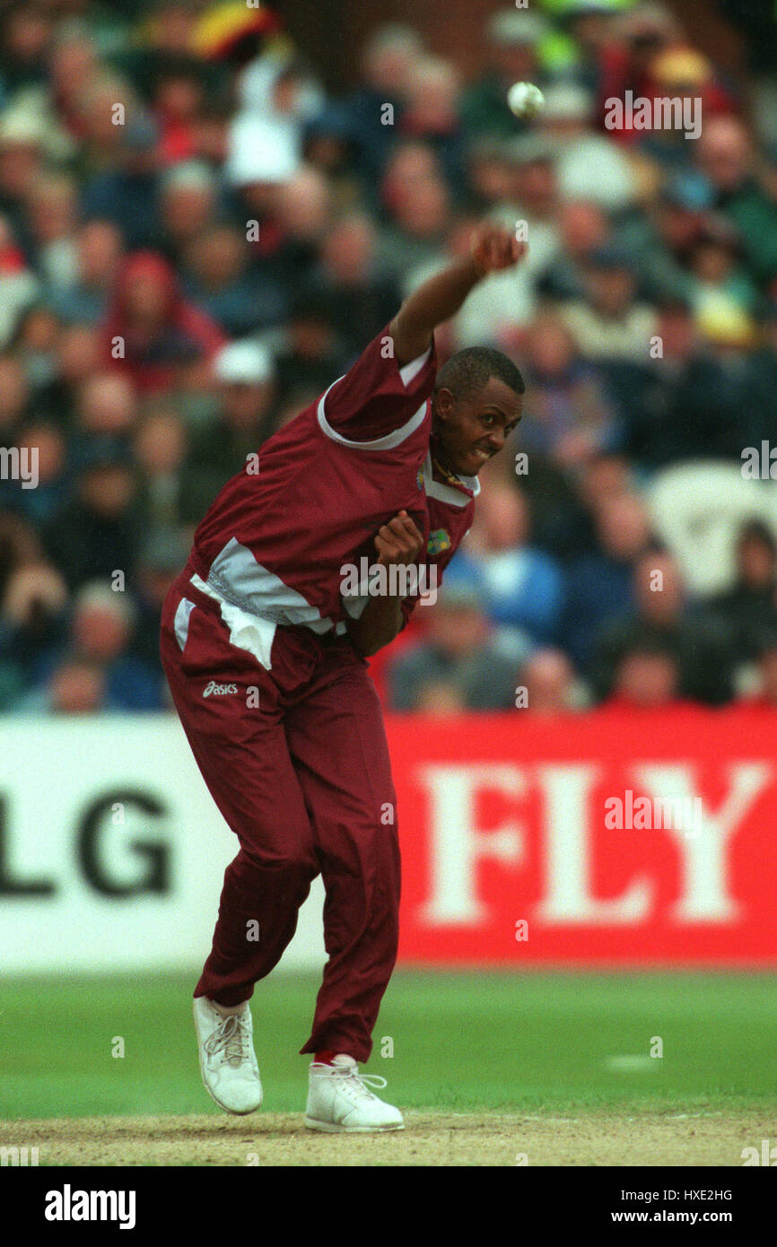 COURTNEY WALSH WEST INDIES 30 May 1999 Stock Photo - Alamy