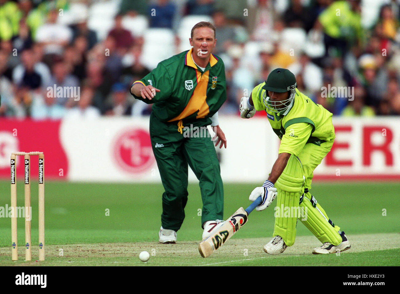 DONALD ATTEMPTS RUN OUT SOUTH AFRICA V PAKISTAN 05 June 1999 Stock Photo