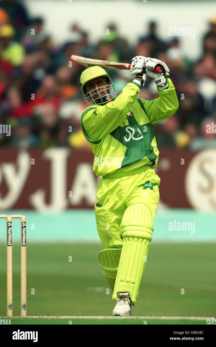 Abdul razzaq cricket hi-res stock photography and images - Alamy