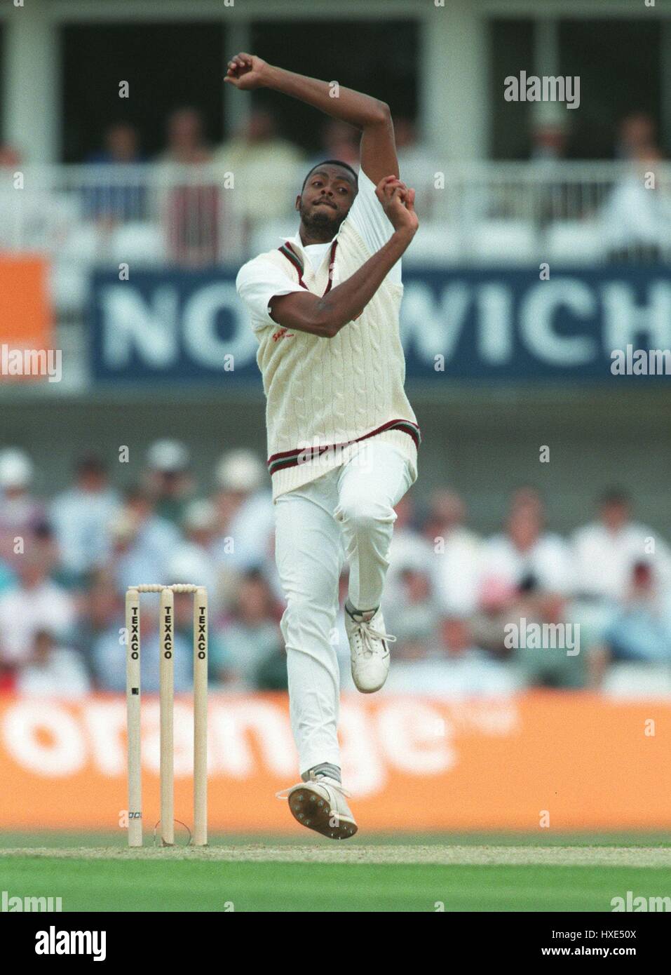 COURTNEY WALSH WEST INDIES 01 June 1995 Stock Photo - Alamy