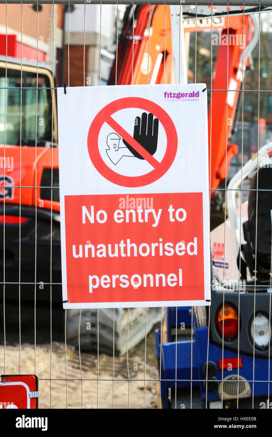 No Entry to unauthorised personnel roadworks sign Stock Photo - Alamy