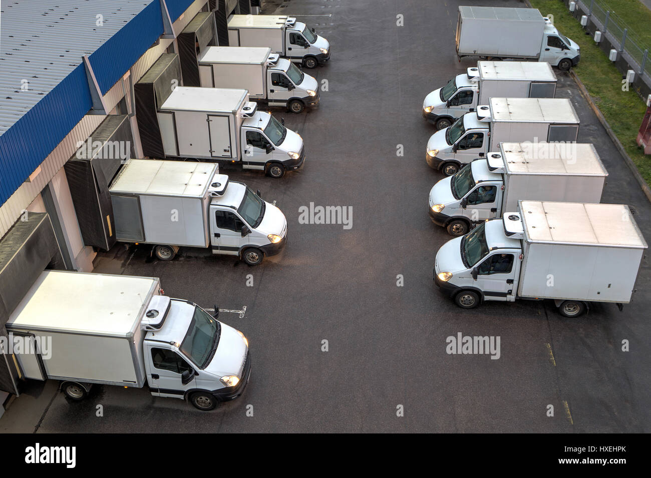 Truck loading dock parking lot hi-res stock photography and images - Alamy