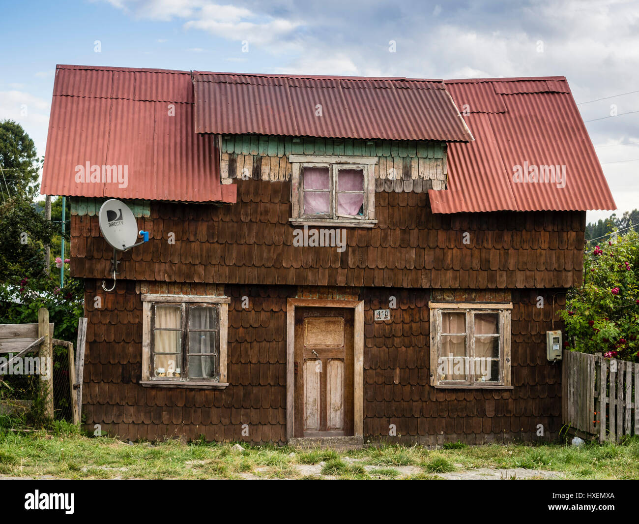 Run-down wooden house,  Puerto Octay, at lake lago llanquihue, chilenean lake district, Chile Stock Photo