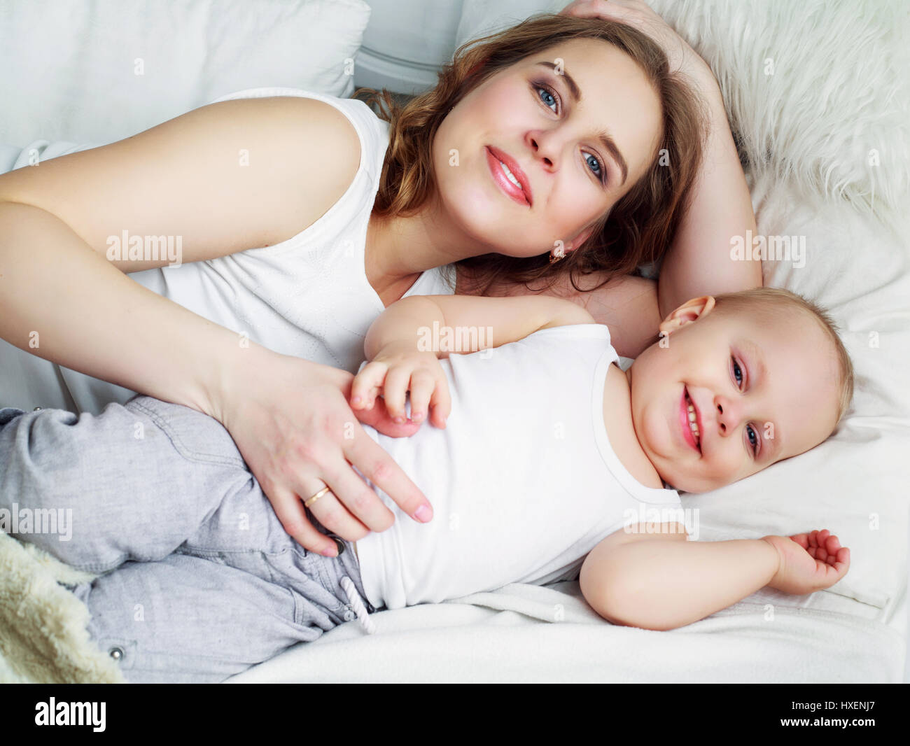 Молодая мама в постели. Молодые мамы в постели. Молодые мамочки в постели. Очень красивые мамы в постели. Молодые мамы в постели грудным сыном.