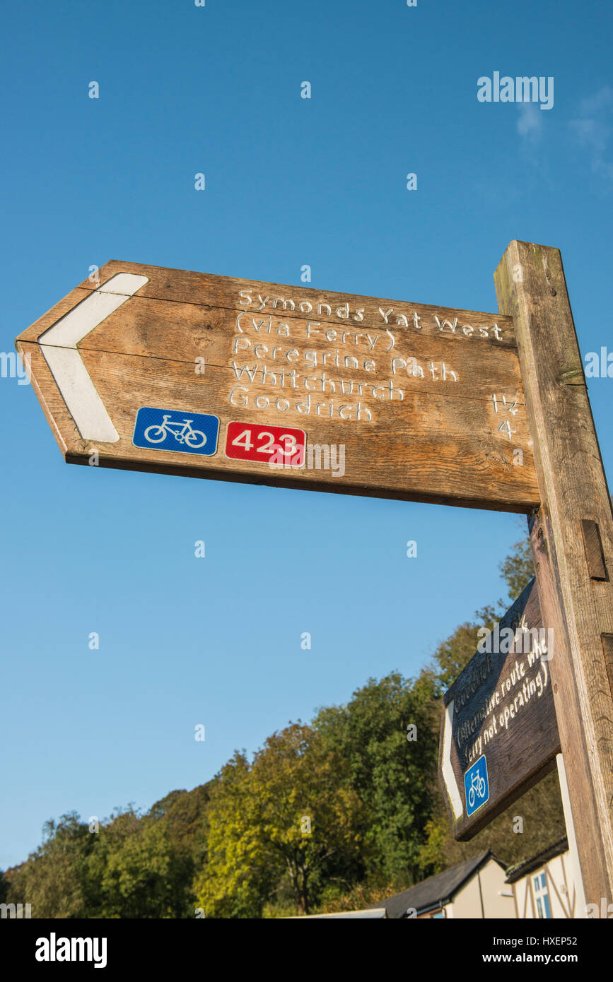 Wooden Cycle Route waymark post in Symonds Yat East in the Wye Valley, Herefordshire, England Stock Photo