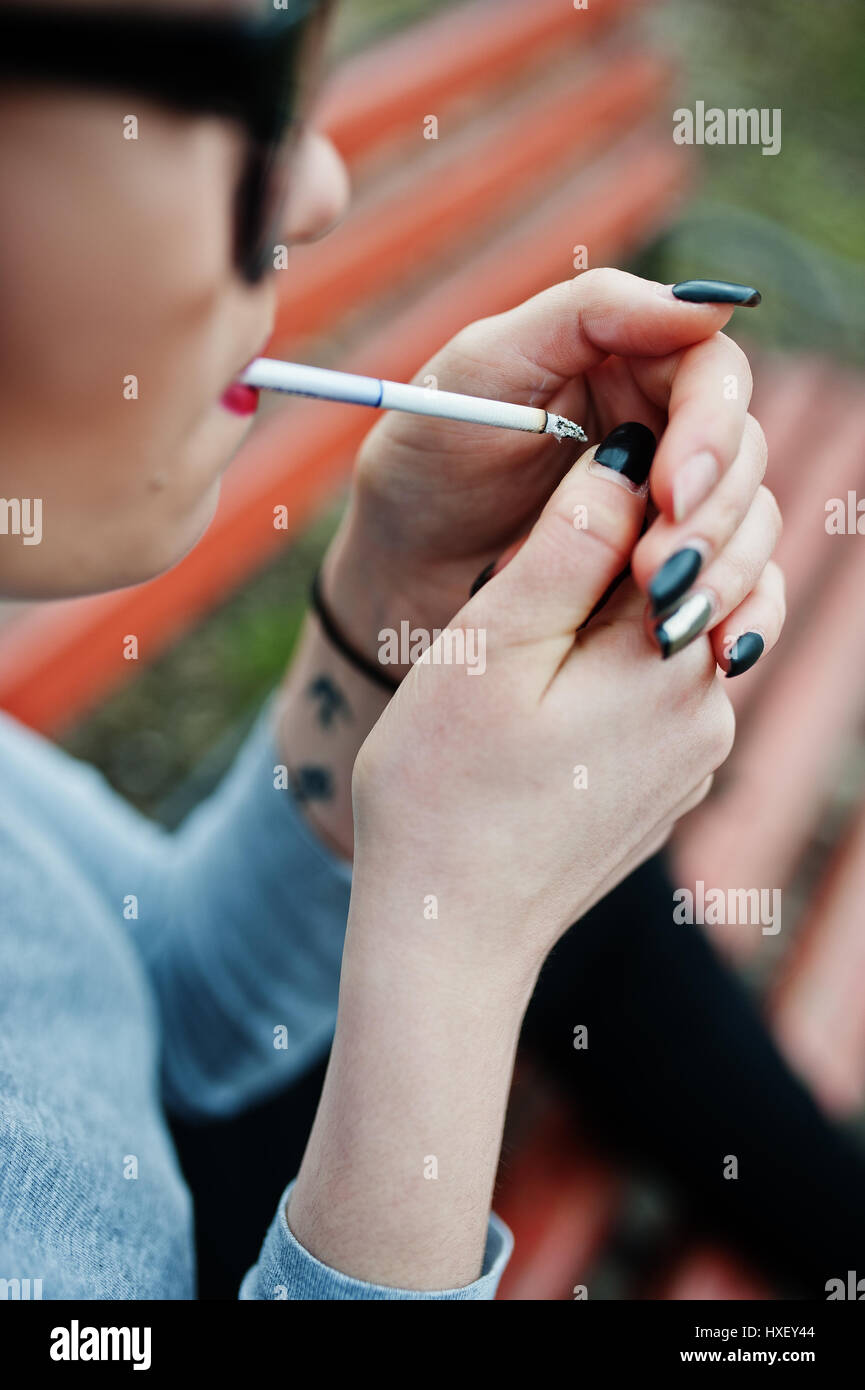 девушка с сигарой. леди курят сигареты в тонких. николь блэк smoking. девушка курит тонкую сигарету. мундштук для сигарет.