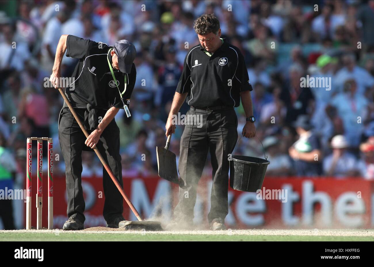 GROUND STAFF SWEEP THE WICKET THE BRIT OVAL LONDON ENGLAND THE BRIT OVAL LONDON ENGLAND 23 August 2009 Stock Photo