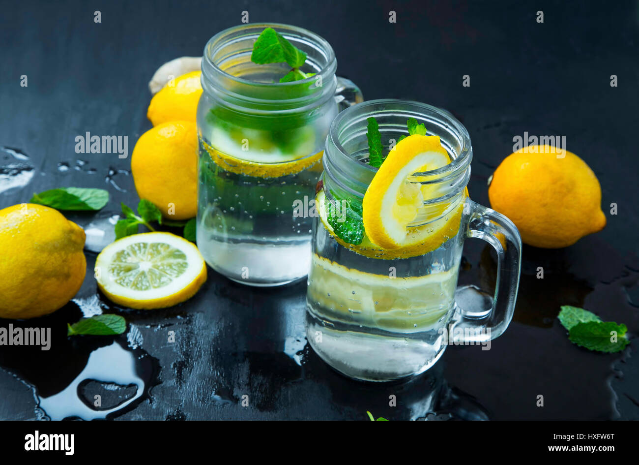 Вода сода и лимон напиток. Вода с лимоном и сахаром. Вода с лимоном спортивная. Газированная вода с лимоном. Сода с лимоном и водой.