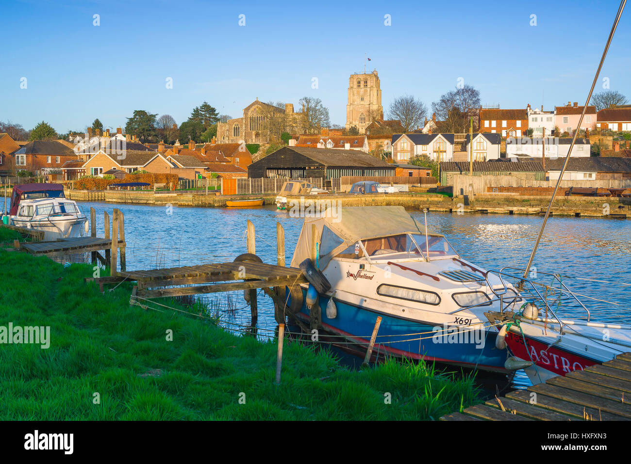 Suffolk landscape river, leisure boats moored along the River Waveney on the Norfolk Suffolk border near Beccles, Suffolk countryside, UK. Stock Photo