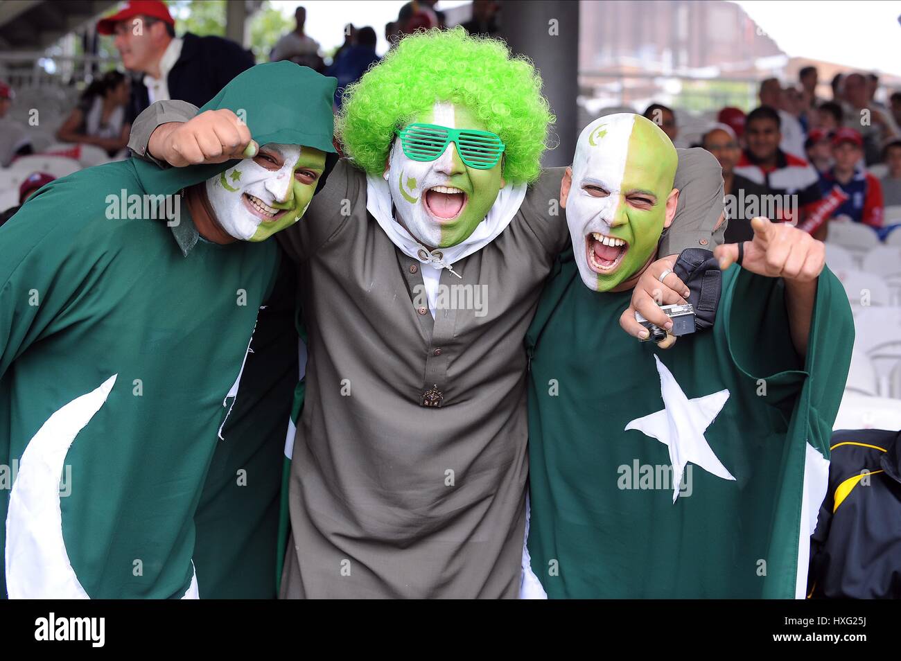 PAKISTAN FANS PAKISTAN V SRI LANKA LORDS LONDON ENGLAND 21 June 2009 Stock Photo