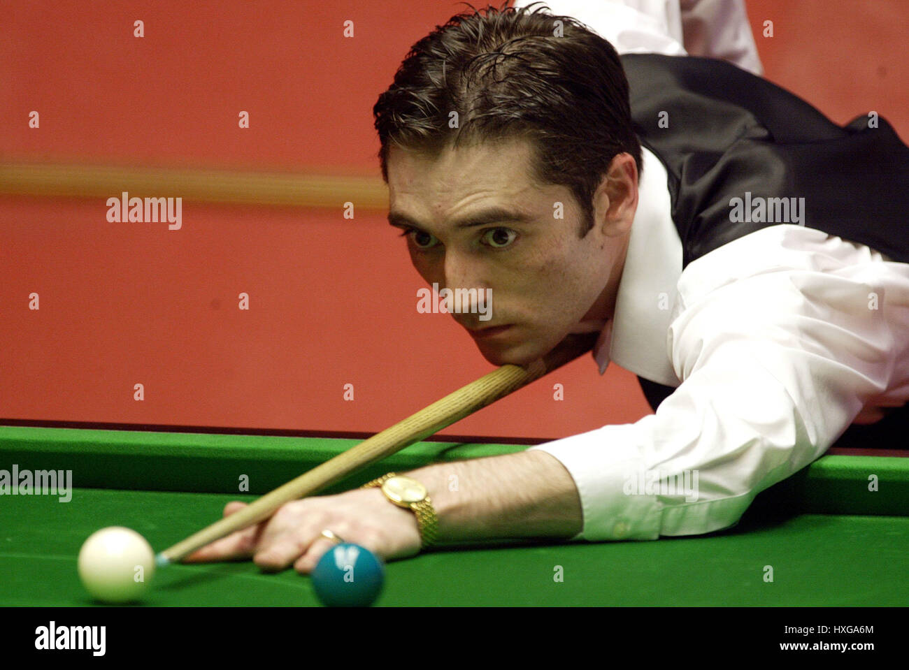 CHRIS SMALL EMBASSY WORLD CHAMPIONSHIPS 23 April 2002 Stock Photo - Alamy