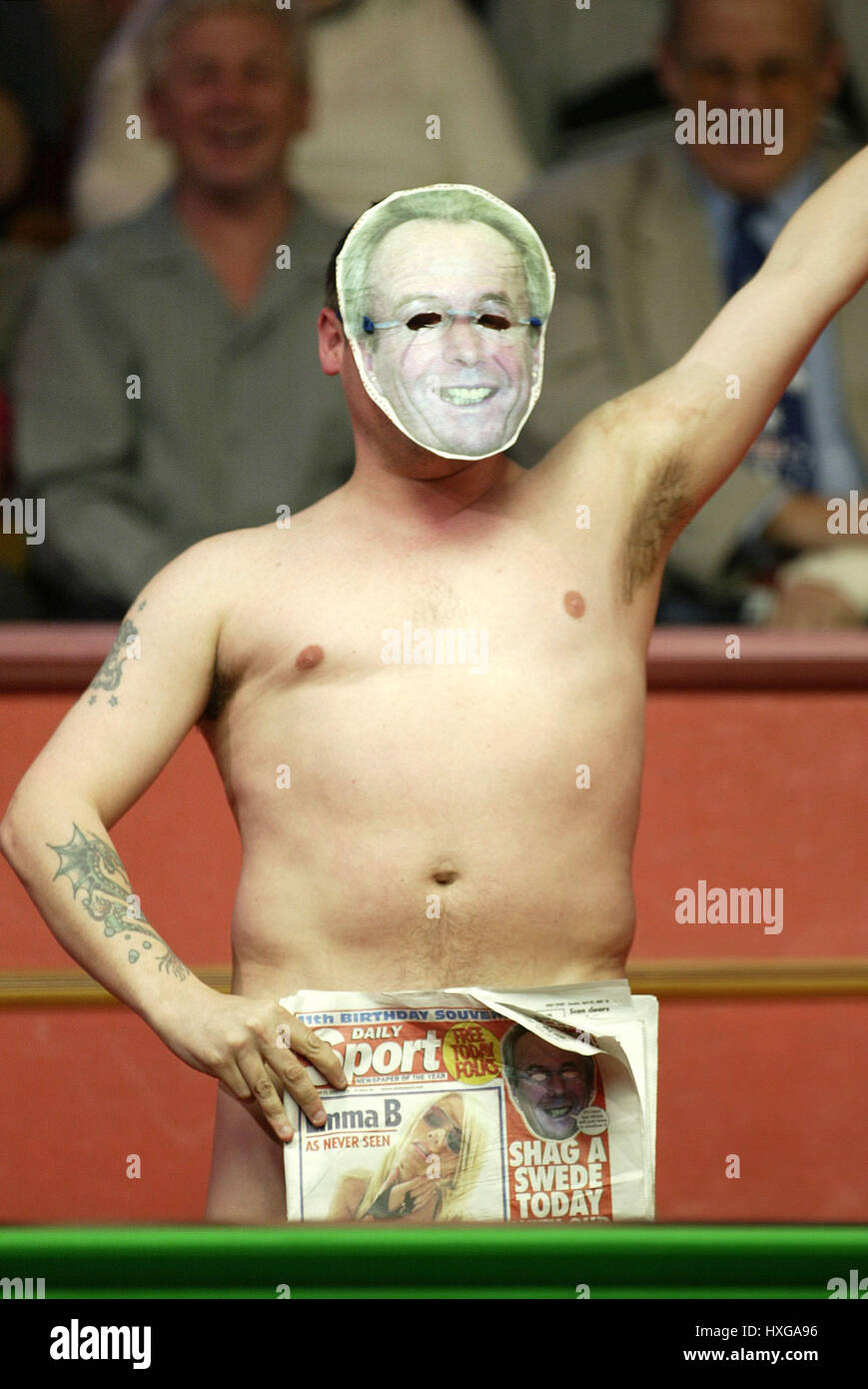 STREAKER . WORLD SNOOKER CHAMPIONSHIP 23 April 2002 Stock Photo