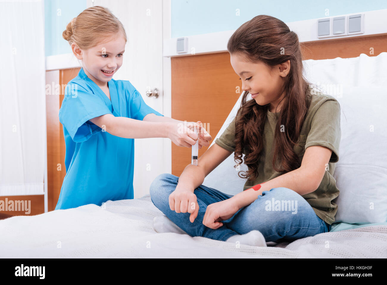 ребенок играет в пациента. уколы детям. настоящий укол маме. укол в ягодицу детям в больнице. настоящий укол маме.