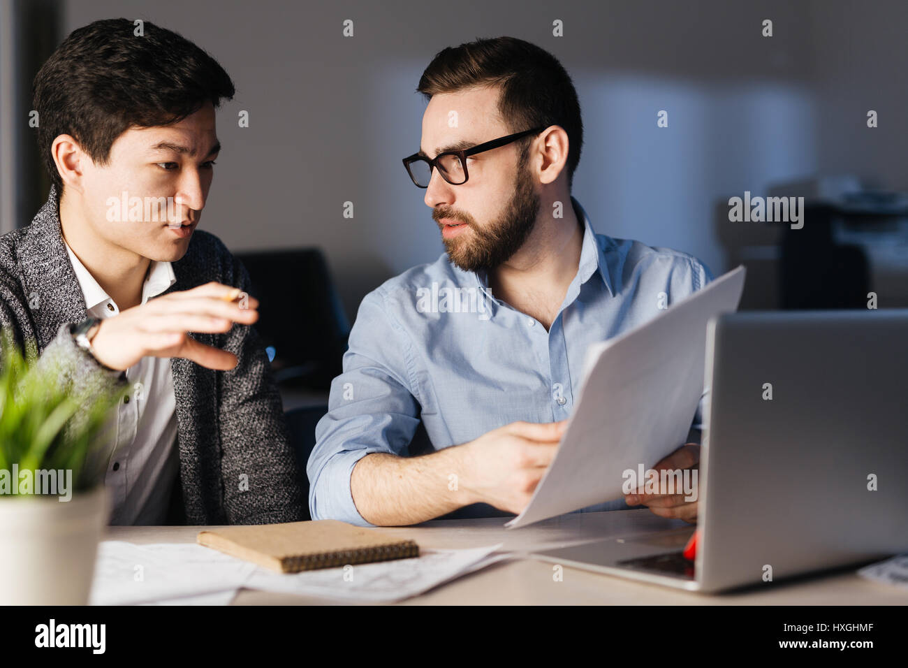 Команда компьютерщиков. Programmer photo. Человек за компьютером. Working one. Встреча с тимлидом.