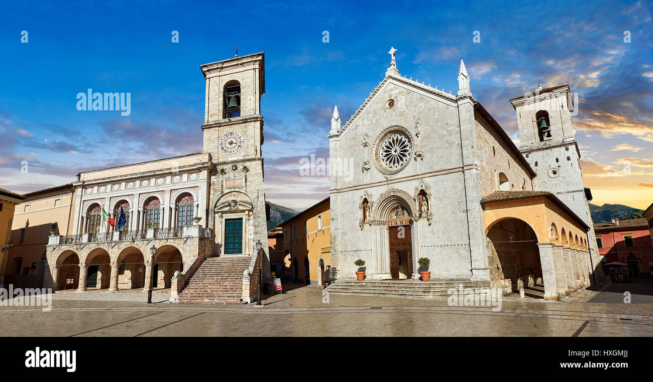Town Hall, the church of St. Benedict, before the 2106 earthquake, and the birthplace of St. Benedict, Piazza San Benedetto, Norcia, Umbria, Italy Stock Photo