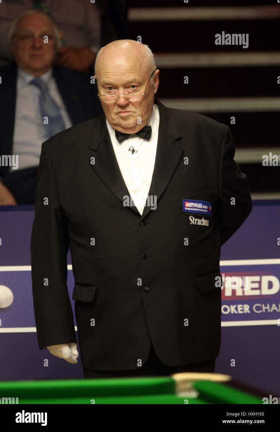 PETER WILLIAMSON SNOOKER REFEREE THE CRUCIBLE SHEFFIELD ENGLAND 22 April 2009 Stock Photo Alamy