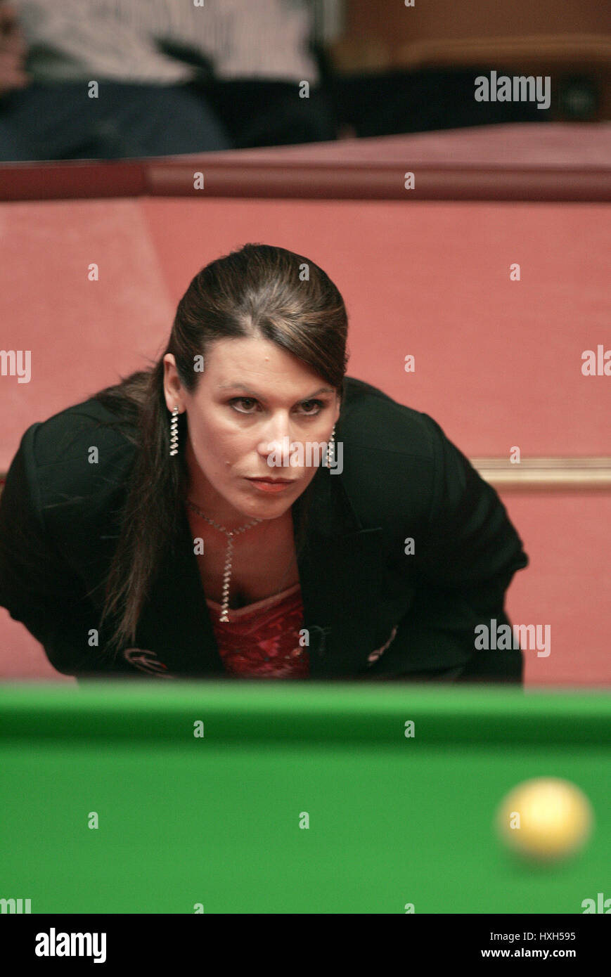 MICHAELA TABB SNOOKER REFEREE THE CRUCIBLE THEATRE SHEFFIELD 18 April 2005 Stock Photo