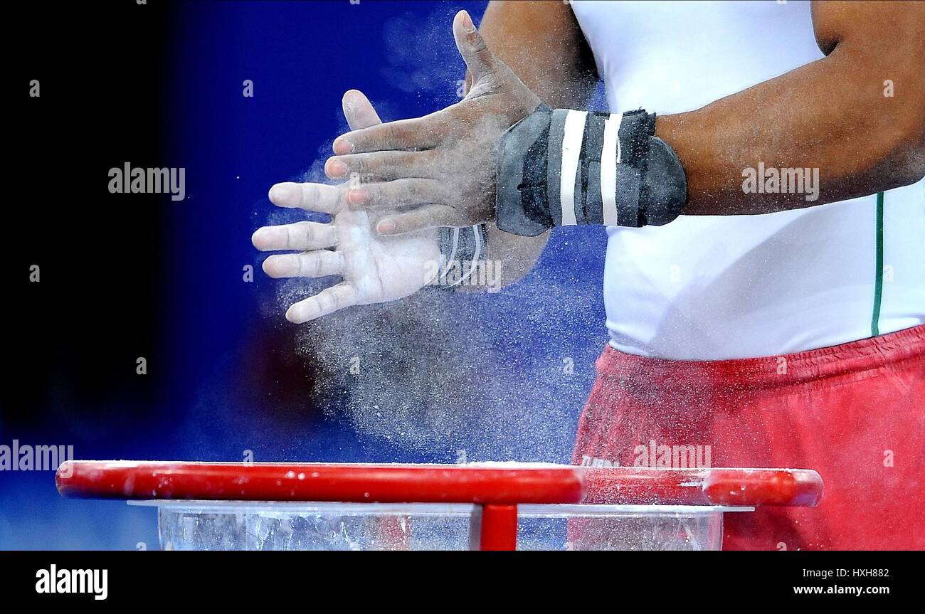 GYMNAST POWDERING HANDS MEN'S GYMNASTICS MEN'S GYMNASTICS SECC HYDRO