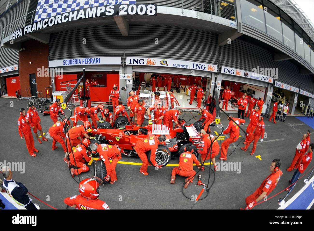 FERRARI MECHANICS IN PITLANE FERRARI TEAM SPA-FRANCORCHAMPS   BELGIUM 05 September 2008 Stock Photo